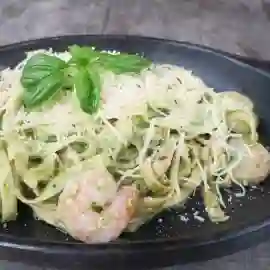 Pasta en Salsa Pesto con Camarones