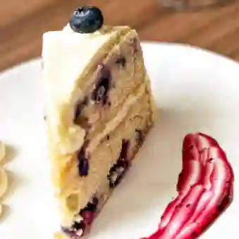 Torta artesanal de arándonos porción.