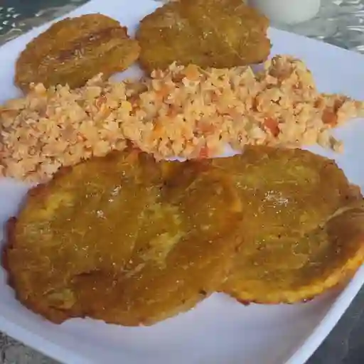 Delihuevos en perico con patacones