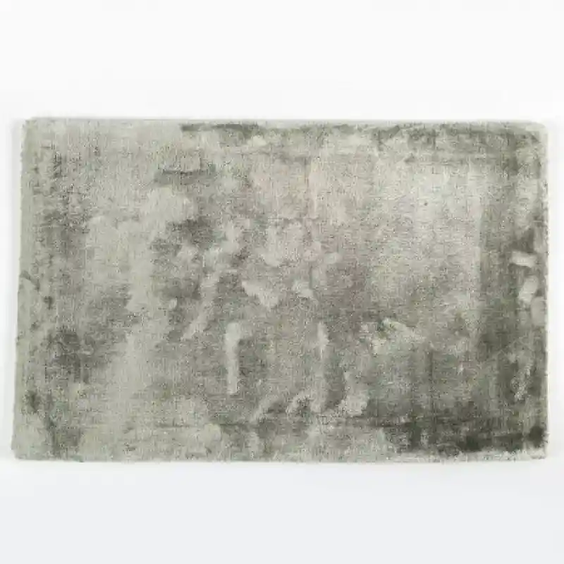 Tapete Pie de Cama Viscosa. Color: Plata. Dimensiones: 50 x 80  cm. Marca: Expressions. Sku 207037