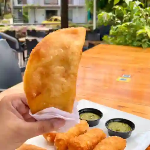 Empanada de Carne y Cheddar
