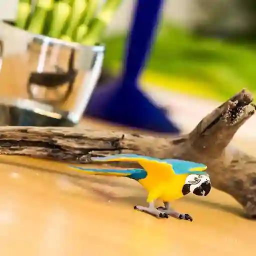 Safari Figura Coleccionable Guacamayo Azul y Dorado