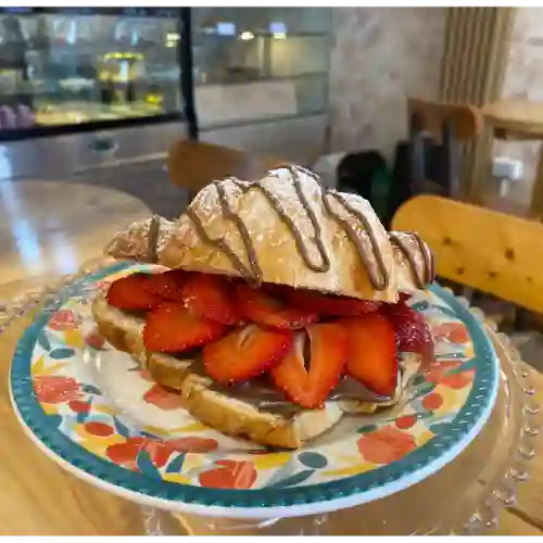 Croissant de Crema de Avellanas y Fresas