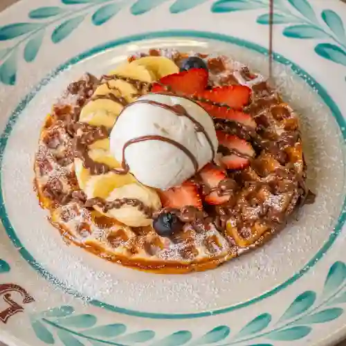 Waffles Nutella Banano, Fresa y Helado