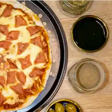 Pizza Jamón y Queso Familiar