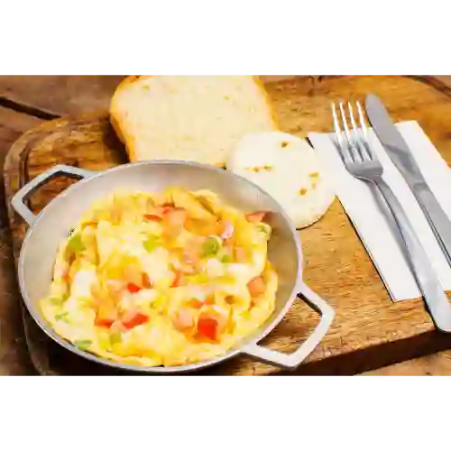 Huevos revueltos y acompañante