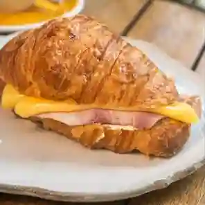 Croissant de jamón y queso