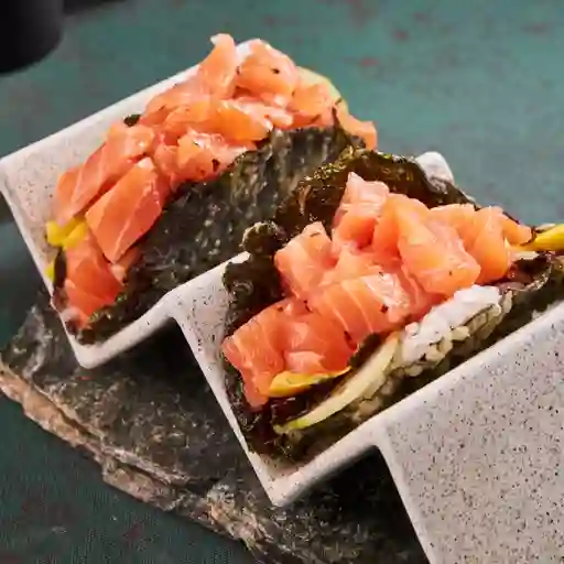 Poke taco de salmón