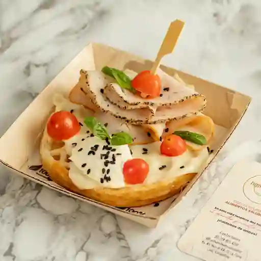 Montadito en waffle de yuca