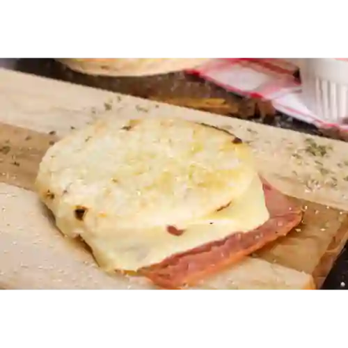 Arepa Huevo Queso Jamón y Tocineta