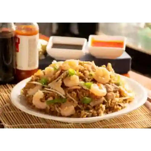 26. Arroz Chino con Pollo y Camarones