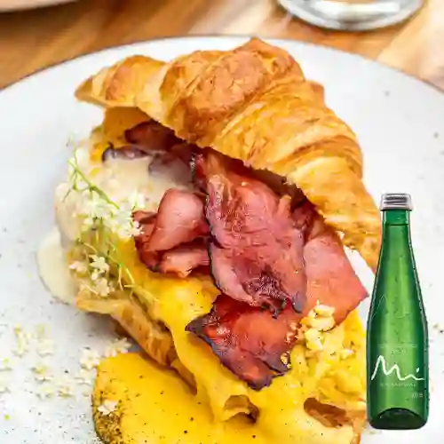 Combo Sanguche de Croissant + Manantial con Gas 300 ml