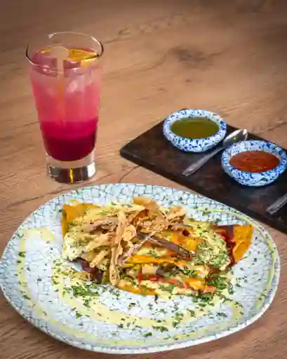 Quesadilla de pollo con bebida