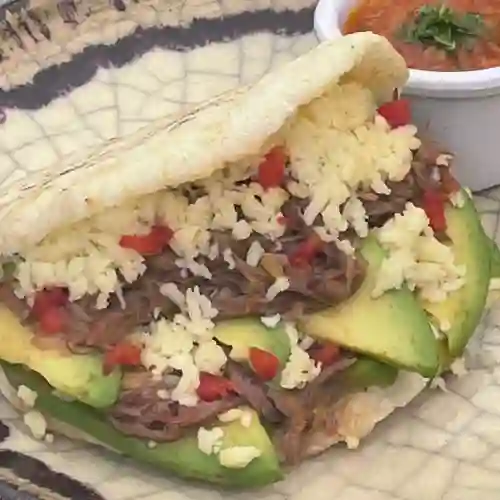 Arepa Rellena con Carne Desmechada