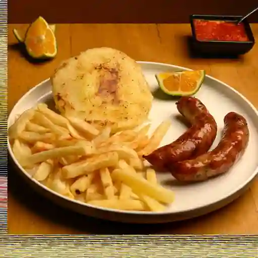 Dos chorizos con francesy arepa de queso