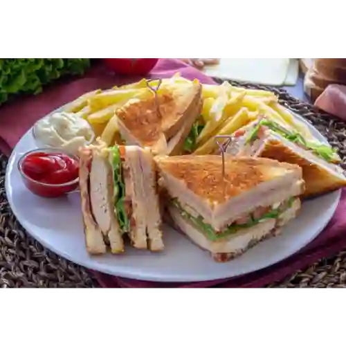 Club Sandwich + Papas + Coca Cola