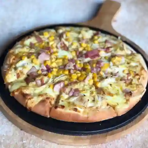 Pizza Mediana Pollo Tocineta Maíz