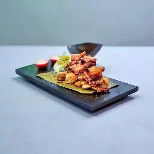 Chicharrón crocante con caramelo de ron