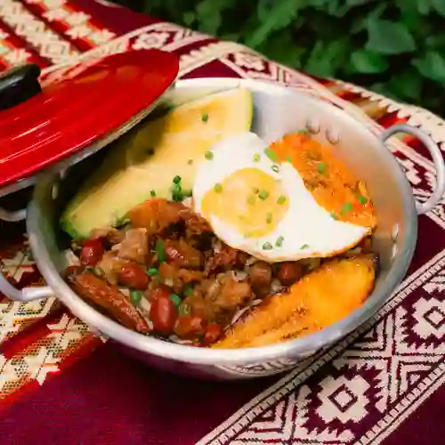 Calentao Frijoles con Chicharrón