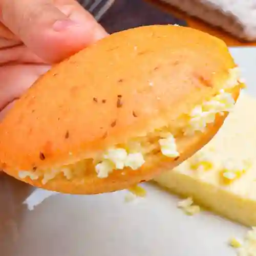 Combo 2 Arepa de Anís Rellena con Queso+ Coca Cola 400ml