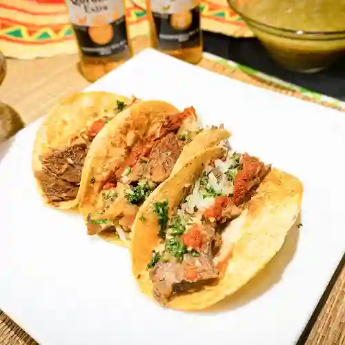 Trío de Tacos + Limonada Flor de Jamaica