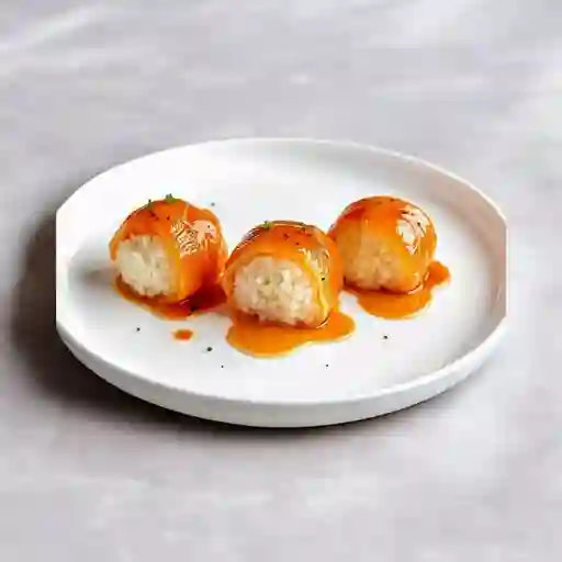 Bolas De Arroz De Sushi Envueltas De Salmon Fresco Flameado Con Salsa