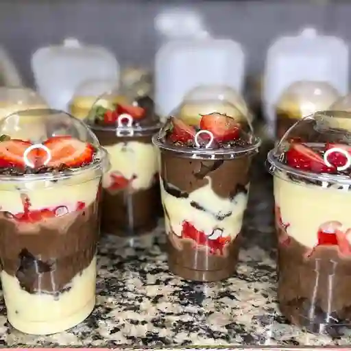 Fresas con crema con chocolate y chispas