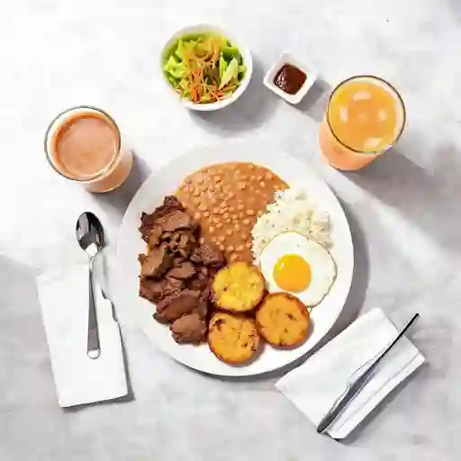 Bandeja con Hígado Encebollado