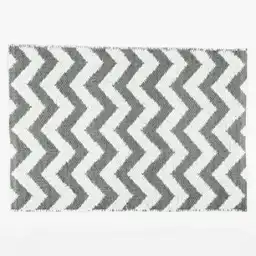 Tapete Para Entrada Chevron. Color: Plata. Material: Pvc. Dimensiones: 46 x 65  cm. Marca: Expressions. Sku 207041