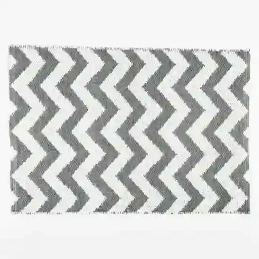 Tapete Para Entrada Chevron. Color: Plata. Material: Pvc. Dimensiones: 46 x 65  cm. Marca: Expressions. Sku 207041