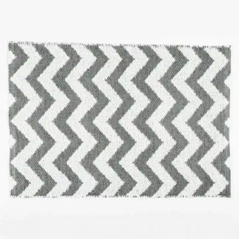 Tapete Para Entrada Chevron. Color: Plata. Material: Pvc. Dimensiones: 46 x 65  cm. Marca: Expressions. Sku 207041