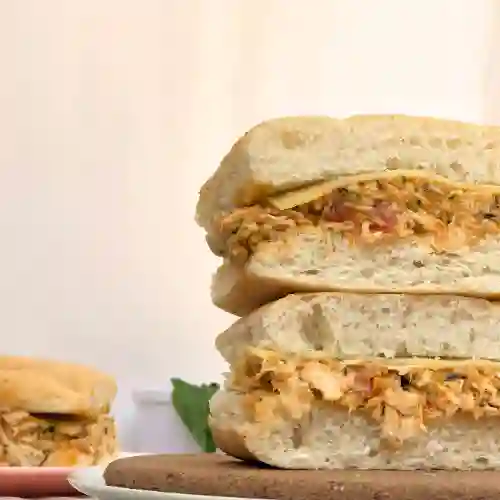 Sánduche de Pollo en Salsa Pesto