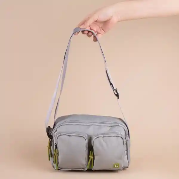 Bolso Crossbody Con Dos Bolsas al Frente Gris Claro Serie Miniso