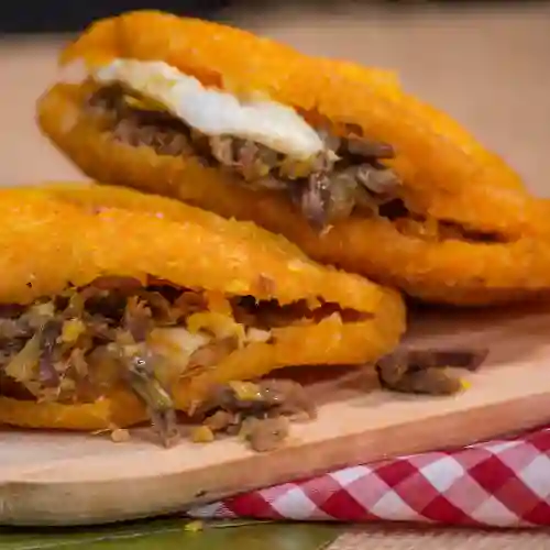 Arepa de Huevo con Carne Desmechada