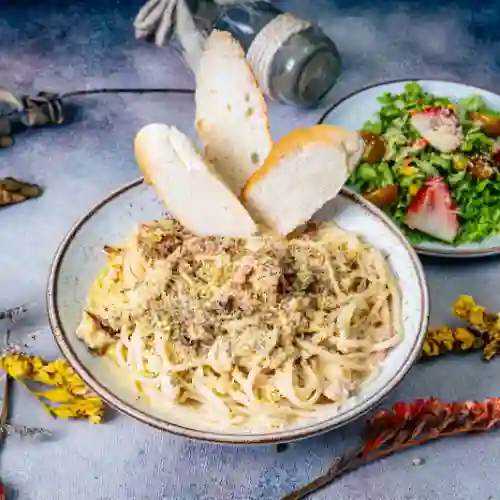 Pasta Carbonara con Pollo y Tocineta