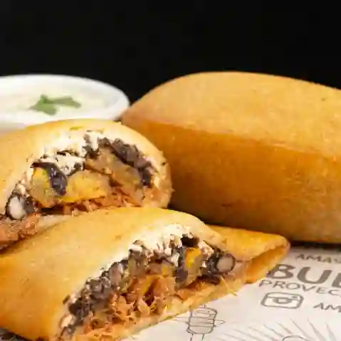 Mega Empanada de Pabellón