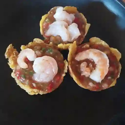 Patacón con ceviche de camarón