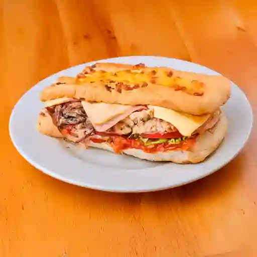 Emparedado de Pollo y Carne