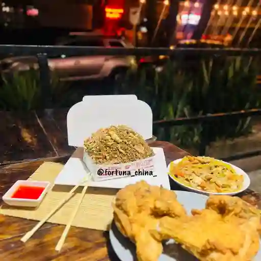 Caja mediana más medio pollo y chopsuey