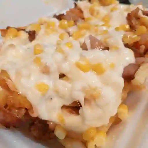 Salchipapa tradicional gratinada
