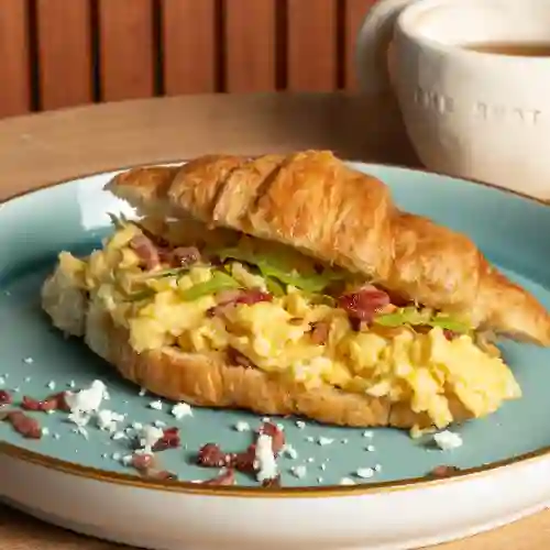 Croissant con Huevos