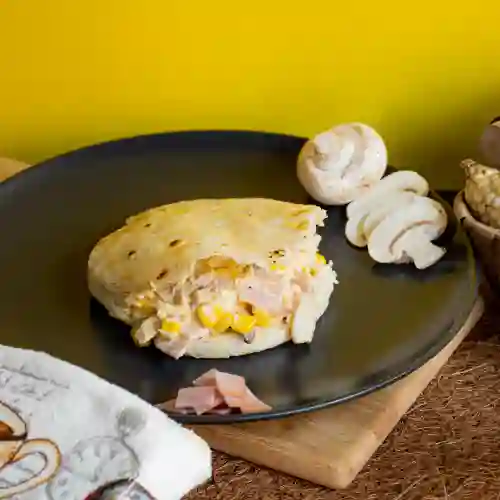 Arepa Rellena de Pollo con Champiñones