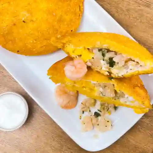 Arepa de Huevo con Camarones Al Ajillo