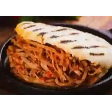 Arepa con Carne Desmechada