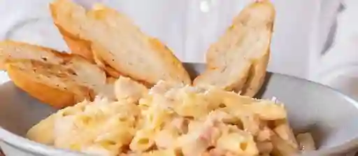 Pasta Penne con Pollo y Tocineta