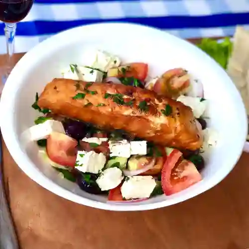 Ensalada Griega con Salmon