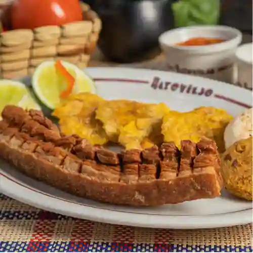 1 Chicharrón + 2 Arepas + 2 Patacón + Coca-Cola