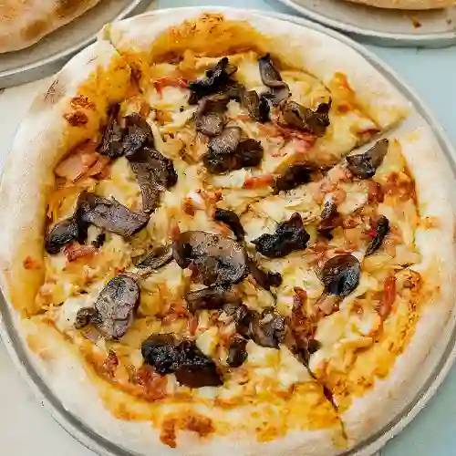 Pizza de Pollo, Tocineta y Champiñones.