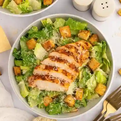 Ensalada César con Pollo + Bebida