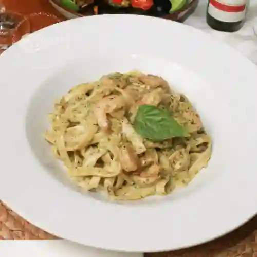 Fetuccine Al Pesto con Camarones